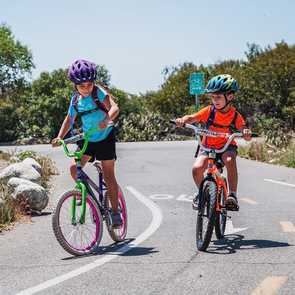 Akcesoria rowerowe wspierające dziecięce przygody na rowerze